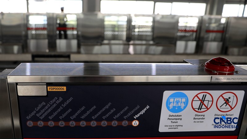 Rangkaian Lintas Raya Terpadu (LRT) Jakarta rute Kelapa Gading-Manggarai melaju di kawasan Jakarta, Rabu (16/9/2026). (CNBC Indonesia/Muhammad Sabki)