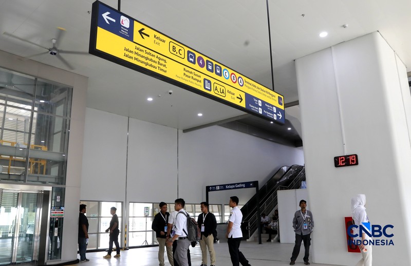 Rangkaian Lintas Raya Terpadu (LRT) Jakarta rute Kelapa Gading-Manggarai melaju di kawasan Jakarta, Rabu (16/9/2026). (CNBC Indonesia/Muhammad Sabki)