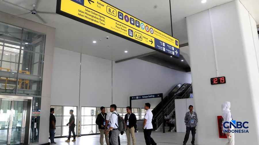 Sejumlah penumpang menunggu  LRT Jakarta rute Kelapa Gading-Manggarai di Stasiun Manggarai, Jakarta, Rabu (16/9/2026).