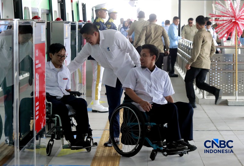 Rangkaian Lintas Raya Terpadu (LRT) Jakarta rute Kelapa Gading-Manggarai melaju di kawasan Jakarta, Rabu (16/9/2026). (CNBC Indonesia/Muhammad Sabki)