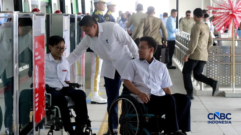 Sekretaris Kabinet Teddy Indra Wijaya membantu penumpang menuruni rangkaian  LRT Jakarta rute Kelapa Gading-Manggarai di Stasiun Manggarai, Jakarta, Rabu (16/9/2026).