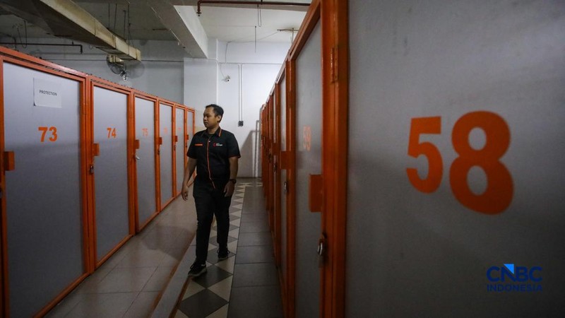 Seorang penyewa bersiap menyimpan barang di gudang penyimpanan City Storage Indonesia di kawasan Kebon Jeruk, Jakarta, Rabu (16/9/2026).