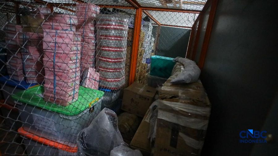 Seorang penyewa bersiap menyimpan barang di gudang penyimpanan City Storage Indonesia di kawasan Kebon Jeruk, Jakarta, Rabu (16/9/2026).