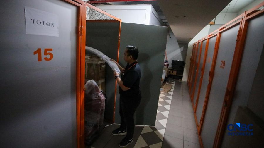 Seorang penyewa bersiap menyimpan barang di gudang penyimpanan City Storage Indonesia di kawasan Kebon Jeruk, Jakarta, Rabu (16/9/2026).