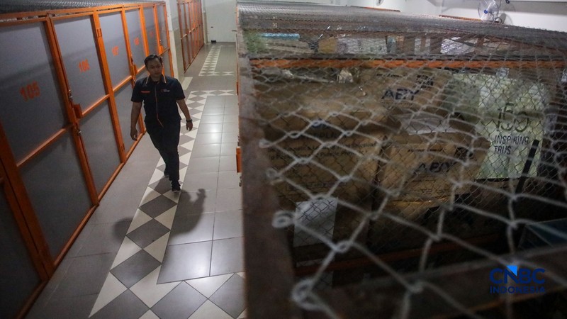 Seorang penyewa bersiap menyimpan barang di gudang penyimpanan City Storage Indonesia di kawasan Kebon Jeruk, Jakarta, Rabu (16/9/2026). (CNBC Indonesia/Faisal Rahman)