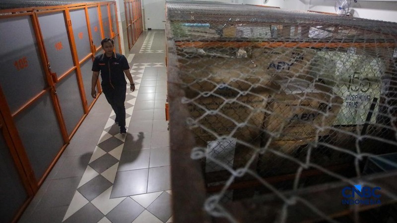 Seorang penyewa bersiap menyimpan barang di gudang penyimpanan City Storage Indonesia di kawasan Kebon Jeruk, Jakarta, Rabu (16/9/2026).