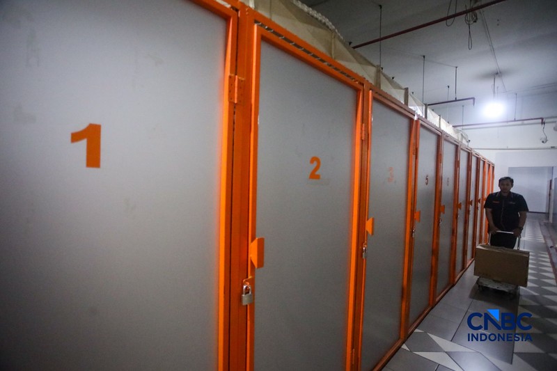 Seorang penyewa bersiap menyimpan barang di gudang penyimpanan City Storage Indonesia di kawasan Kebon Jeruk, Jakarta, Rabu (16/9/2026). (CNBC Indonesia/Faisal Rahman)
