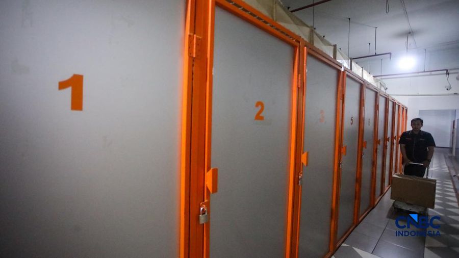 Seorang penyewa bersiap menyimpan barang di gudang penyimpanan City Storage Indonesia di kawasan Kebon Jeruk, Jakarta, Rabu (16/9/2026).(CNBC Indonesia/Faisal Rahman)