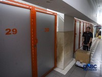 Seorang penyewa bersiap menyimpan barang di gudang penyimpanan City Storage Indonesia di kawasan Kebon Jeruk, Jakarta, Rabu (16/9/2026).(CNBC Indonesia/Faisal Rahman)