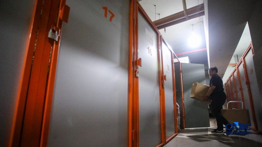 Seorang penyewa bersiap menyimpan barang di gudang penyimpanan City Storage Indonesia di kawasan Kebon Jeruk, Jakarta, Rabu (16/9/2026).