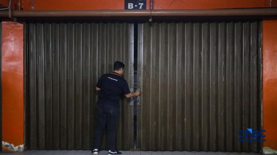Seorang penyewa bersiap menyimpan barang di gudang penyimpanan City Storage Indonesia di kawasan Kebon Jeruk, Jakarta, Rabu (16/9/2026).