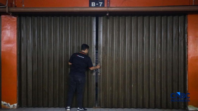 Seorang penyewa bersiap menyimpan barang di gudang penyimpanan City Storage Indonesia di kawasan Kebon Jeruk, Jakarta, Rabu (16/9/2026).