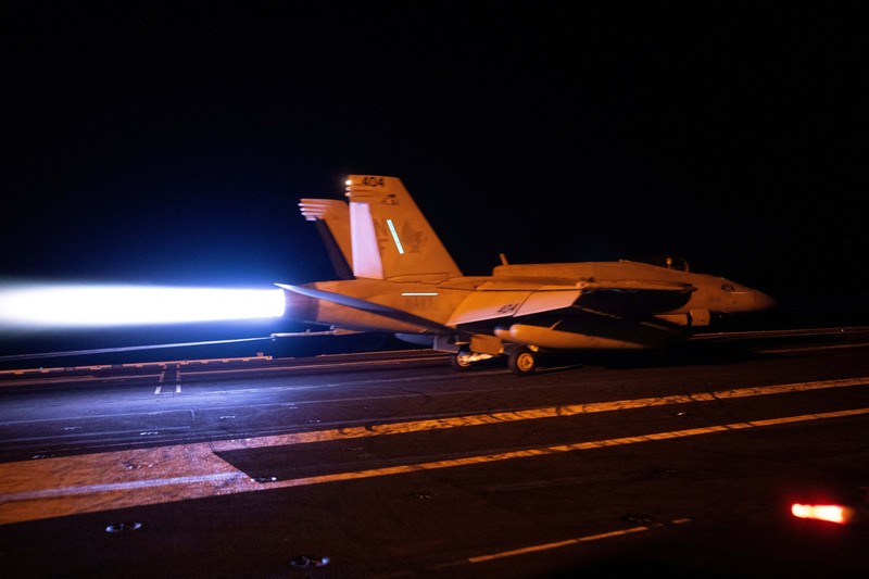 Seorang personel Angkatan Laut AS menangani amunisi di dek penerbangan USS George Washington di Laut Arab, Minggu (13/9/2026). (REUTERS/Ed Ou)