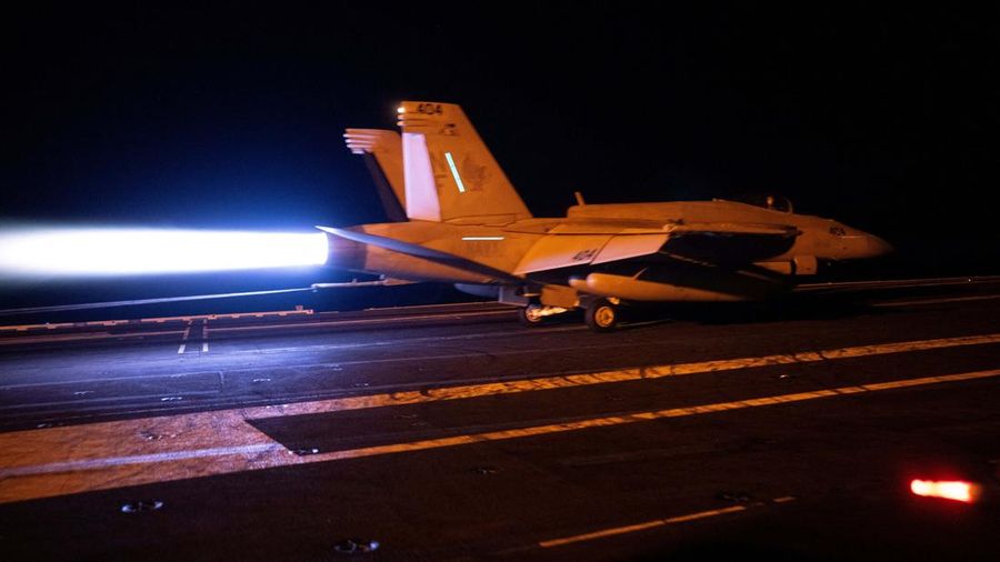 Seorang personel Angkatan Laut AS menangani amunisi di dek penerbangan USS George Washington di Laut Arab, Minggu (13/9/2026). (REUTERS/Ed Ou)