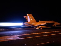Seorang personel Angkatan Laut AS menangani amunisi di dek penerbangan USS George Washington di Laut Arab, Minggu (13/9/2026). (REUTERS/Ed Ou)