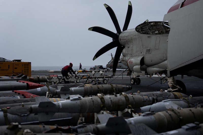 Seorang personel Angkatan Laut AS menangani amunisi di dek penerbangan USS George Washington di Laut Arab, Minggu (13/9/2026). (REUTERS/Ed Ou)