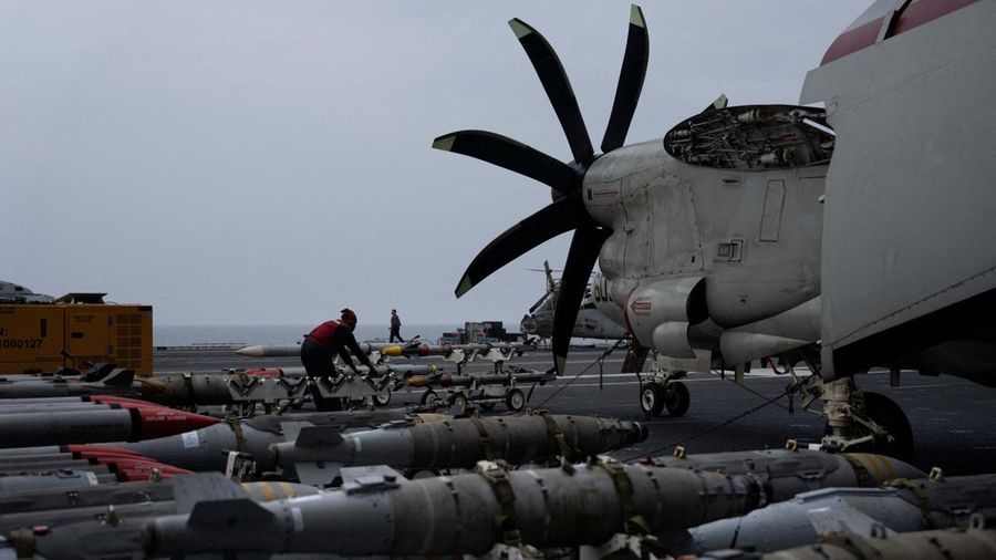 Seorang personel Angkatan Laut AS menangani amunisi di dek penerbangan USS George Washington di Laut Arab, Minggu (13/9/2026). (REUTERS/Ed Ou)