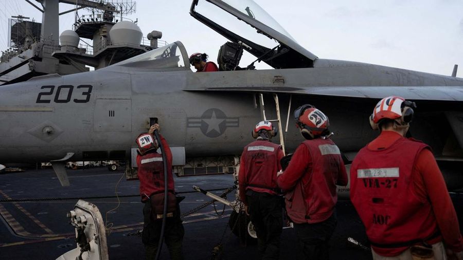 Seorang personel Angkatan Laut AS menangani amunisi di dek penerbangan USS George Washington di Laut Arab, Minggu (13/9/2026). (REUTERS/Ed Ou)
