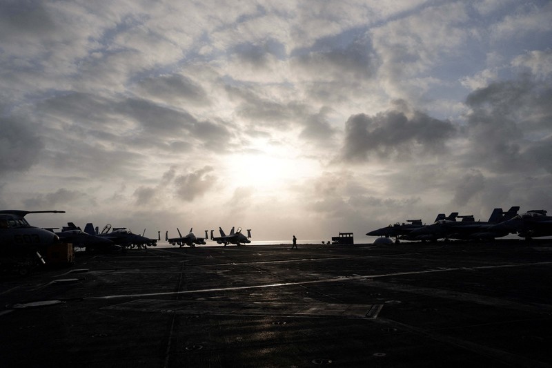 Seorang personel Angkatan Laut AS menangani amunisi di dek penerbangan USS George Washington di Laut Arab, Minggu (13/9/2026). (REUTERS/Ed Ou)