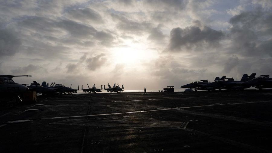 Seorang personel Angkatan Laut AS menangani amunisi di dek penerbangan USS George Washington di Laut Arab, Minggu (13/9/2026). (REUTERS/Ed Ou)