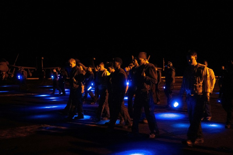 Seorang personel Angkatan Laut AS menangani amunisi di dek penerbangan USS George Washington di Laut Arab, Minggu (13/9/2026). (REUTERS/Ed Ou)