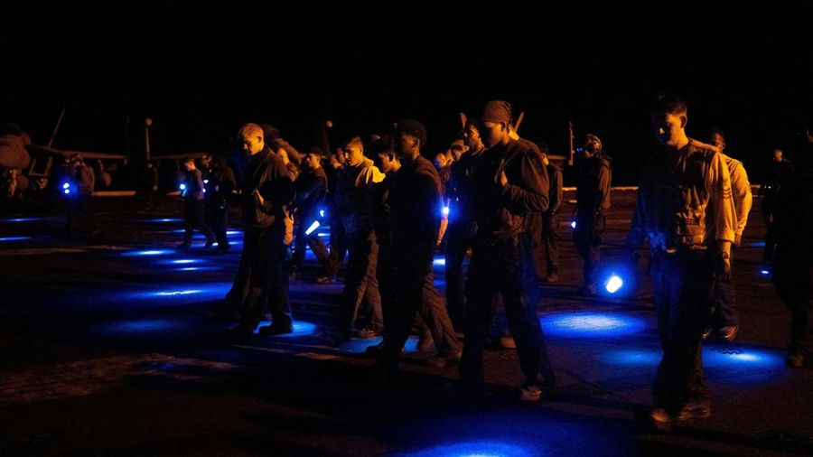 Seorang personel Angkatan Laut AS menangani amunisi di dek penerbangan USS George Washington di Laut Arab, Minggu (13/9/2026). (REUTERS/Ed Ou)