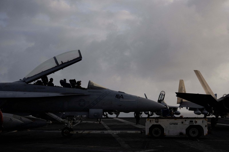 Seorang personel Angkatan Laut AS menangani amunisi di dek penerbangan USS George Washington di Laut Arab, Minggu (13/9/2026). (REUTERS/Ed Ou)