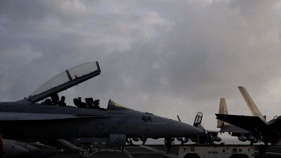 Seorang personel Angkatan Laut AS menangani amunisi di dek penerbangan USS George Washington di Laut Arab, Minggu (13/9/2026).