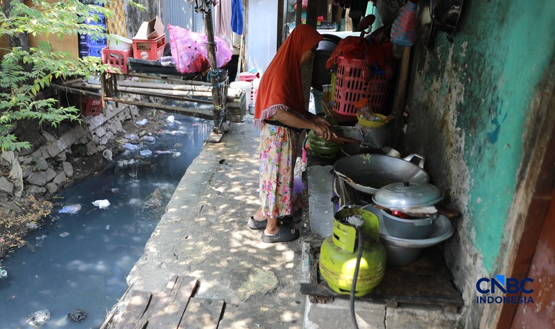 Seorang warga memasak gorengan menggunakan gas Liquefied Petroleum Gas (LPG) 3 kilogram di kawasan Kramat Jati, Jakarta Timur, Rabu (14/9/2026). (CNBC Indonesia/Muhammad Sabki)