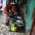 Seorang warga memasak gorengan menggunakan gas Liquefied Petroleum Gas (LPG) 3 kilogram di kawasan Kramat Jati, Jakarta Timur, Rabu (14/9/2026). (CNBC Indonesia/Muhammad Sabki)
