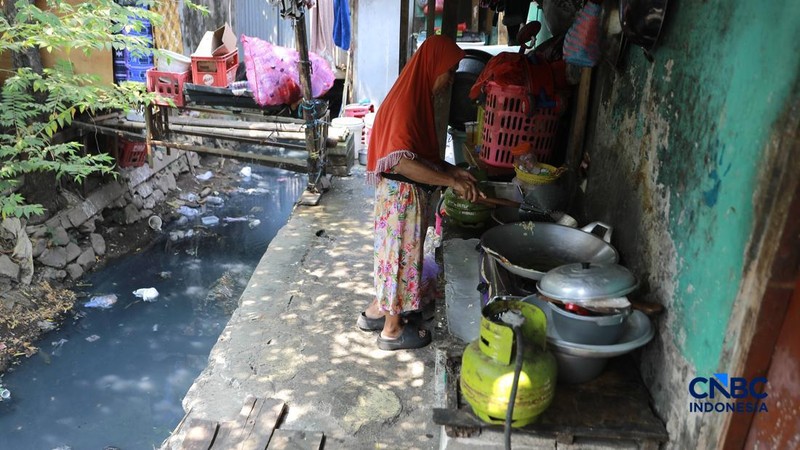 Seorang warga memasak gorengan menggunakan gas Liquefied Petroleum Gas (LPG) 3 kilogram di kawasan Kramat Jati, Jakarta Timur, Rabu (14/9/2026). (CNBC Indonesia/Muhammad Sabki)