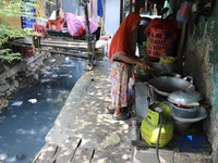 Seorang warga memasak gorengan menggunakan gas Liquefied Petroleum Gas (LPG) 3 kilogram di kawasan Kramat Jati, Jakarta Timur, Rabu (14/9/2026). (CNBC Indonesia/Muhammad Sabki)