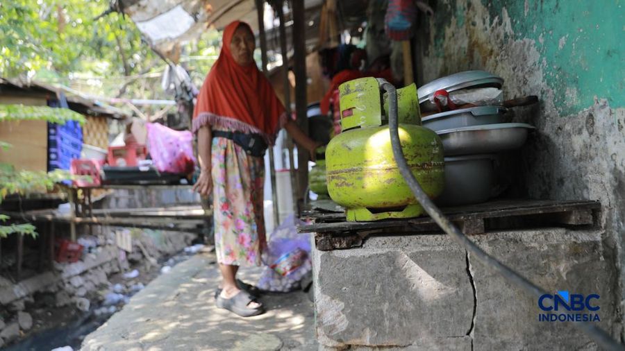 Seorang warga memasak gorengan menggunakan gas Liquefied Petroleum Gas (LPG) 3 kilogram di kawasan Kramat Jati, Jakarta Timur, Rabu (14/9/2026).