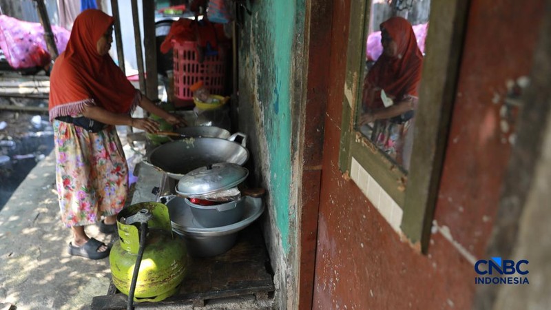 Seorang warga memasak gorengan menggunakan gas Liquefied Petroleum Gas (LPG) 3 kilogram di kawasan Kramat Jati, Jakarta Timur, Rabu (14/9/2026).