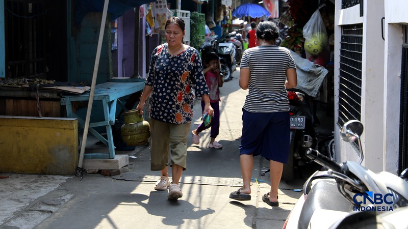 Seorang warga memasak gorengan menggunakan gas Liquefied Petroleum Gas (LPG) 3 kilogram di kawasan Kramat Jati, Jakarta Timur, Rabu (14/9/2026). (CNBC Indonesia/Muhammad Sabki)
