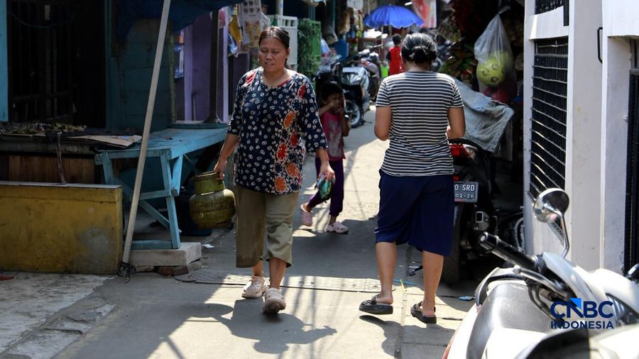 Seorang warga memasak gorengan menggunakan gas Liquefied Petroleum Gas (LPG) 3 kilogram di kawasan Kramat Jati, Jakarta Timur, Rabu (14/9/2026).