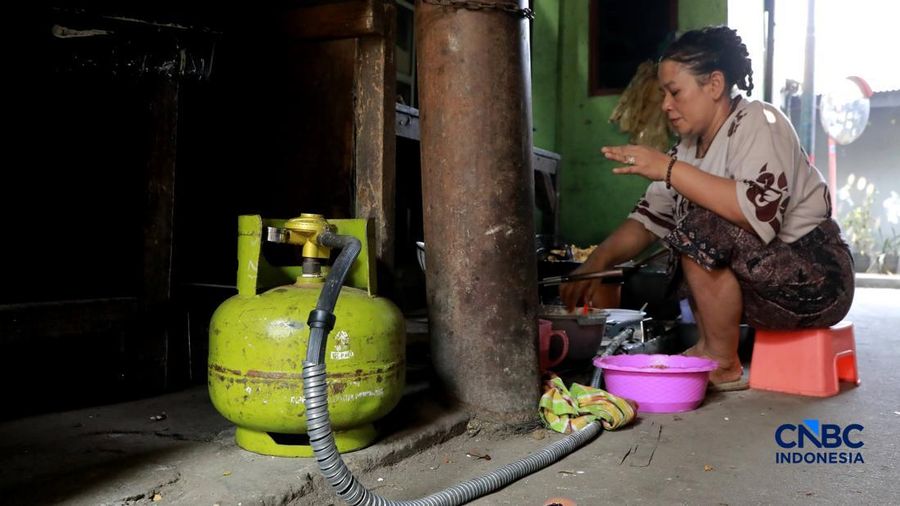 Seorang warga memasak gorengan menggunakan gas Liquefied Petroleum Gas (LPG) 3 kilogram di kawasan Kramat Jati, Jakarta Timur, Rabu (14/9/2026).