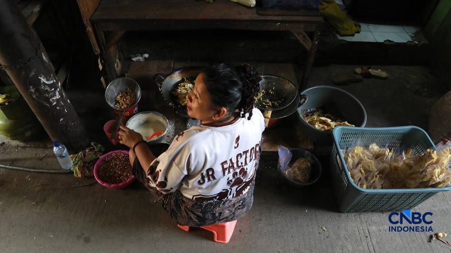 Seorang warga memasak gorengan menggunakan gas Liquefied Petroleum Gas (LPG) 3 kilogram di kawasan Kramat Jati, Jakarta Timur, Rabu (14/9/2026).