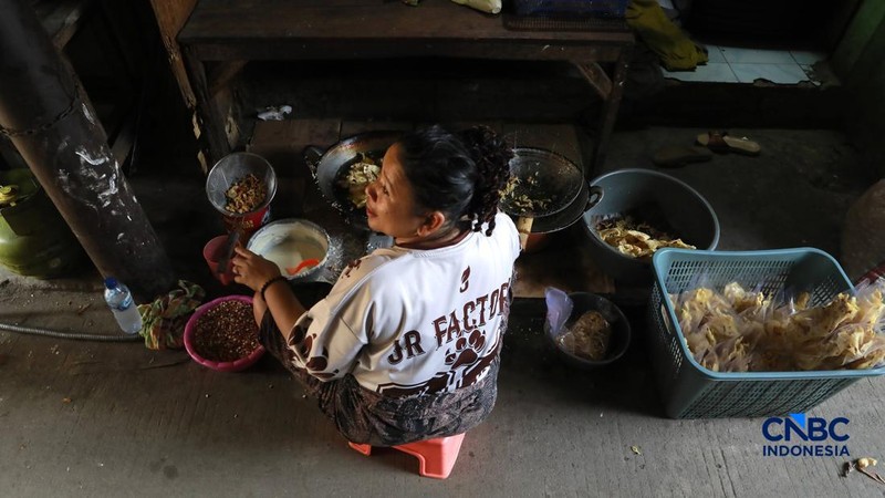 Seorang warga memasak gorengan menggunakan gas Liquefied Petroleum Gas (LPG) 3 kilogram di kawasan Kramat Jati, Jakarta Timur, Rabu (14/9/2026).