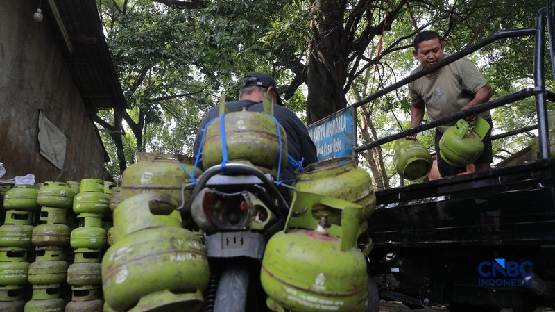 Seorang warga memasak gorengan menggunakan gas Liquefied Petroleum Gas (LPG) 3 kilogram di kawasan Kramat Jati, Jakarta Timur, Rabu (14/9/2026).