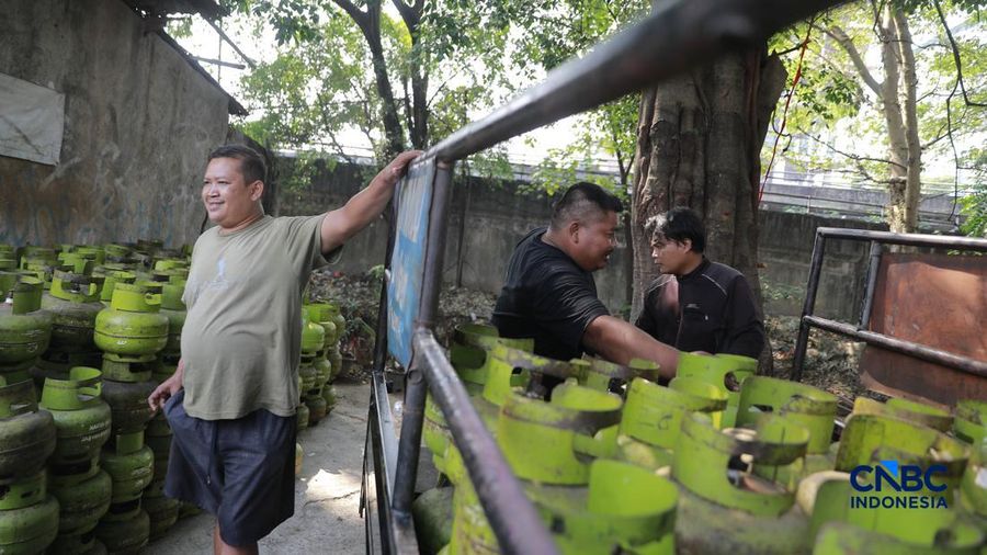 Seorang warga memasak gorengan menggunakan gas Liquefied Petroleum Gas (LPG) 3 kilogram di kawasan Kramat Jati, Jakarta Timur, Rabu (14/9/2026). (CNBC Indonesia/Muhammad Sabki)