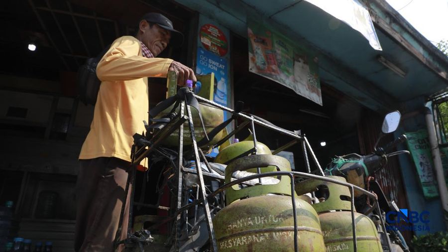 Seorang warga memasak gorengan menggunakan gas Liquefied Petroleum Gas (LPG) 3 kilogram di kawasan Kramat Jati, Jakarta Timur, Rabu (14/9/2026).