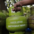 Seorang warga memasak gorengan menggunakan gas Liquefied Petroleum Gas (LPG) 3 kilogram di kawasan Kramat Jati, Jakarta Timur, Rabu (14/9/2026). (CNBC Indonesia/Muhammad Sabki)