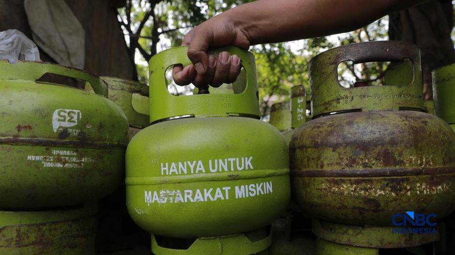 Seorang warga memasak gorengan menggunakan gas Liquefied Petroleum Gas (LPG) 3 kilogram di kawasan Kramat Jati, Jakarta Timur, Rabu (14/9/2026). (CNBC Indonesia/Muhammad Sabki)