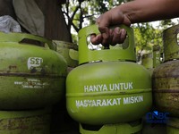 Seorang warga memasak gorengan menggunakan gas Liquefied Petroleum Gas (LPG) 3 kilogram di kawasan Kramat Jati, Jakarta Timur, Rabu (14/9/2026). (CNBC Indonesia/Muhammad Sabki)