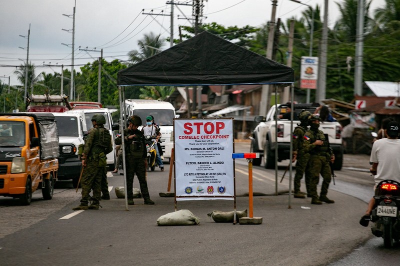 Pendukung sebuah kelompok politik bersorak setelah menghancurkan sebuah kendaraan selama pemilihan parlemen pertama Daerah Otonom Bangsamoro di Mindanao Muslim (BARMM), di luar Sekolah Dasar Sero Central, Kota Cotabato, Filipina, Senin (14/9/2026). (REUTERS/MANMAN DEJETO)