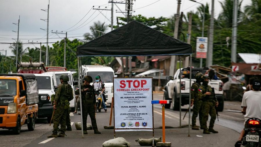 Tentara Filipina berjaga di pos pemeriksaan pemilu di Sultan Kudarat, sehari sebelum pemilihan parlemen pertama Daerah Otonomi Bangsamoro, di Maguindanao del Norte, Filipina, 13 September 2026. (REUTERS/Manman Dejeto)
