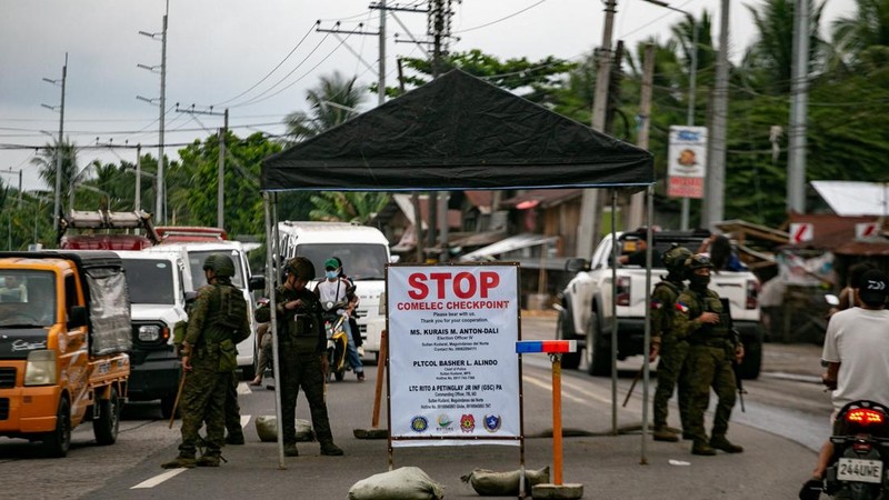Tentara Filipina berjaga di pos pemeriksaan pemilu di Sultan Kudarat, sehari sebelum pemilihan parlemen pertama Daerah Otonomi Bangsamoro, di Maguindanao del Norte, Filipina, 13 September 2026. (REUTERS/Manman Dejeto)