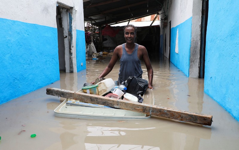 Sebuah mobil melintasi genangan banjir setelah hujan deras di Jalan Km4, Mogadishu, Somalia, pada 16 September 2026. (REUTERS/Feisal Omar)