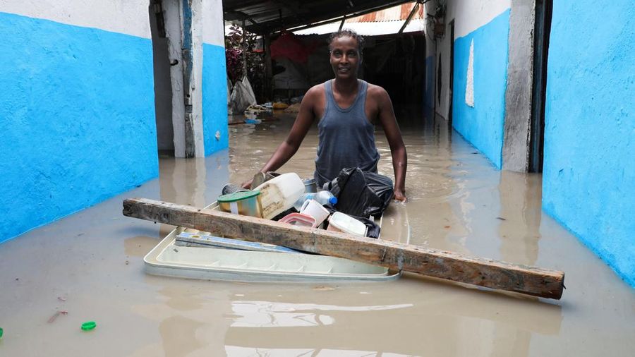 Abdi Hassan Adan mengarungi air banjir di dalam rumahnya setelah hujan lebat di distrik Wadajir di Mogadishu, Somalia 16 September 2026.